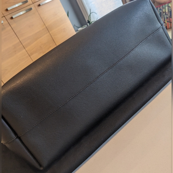 Saint Laurent East/West Black Leather Tote - Picture 4 of 9